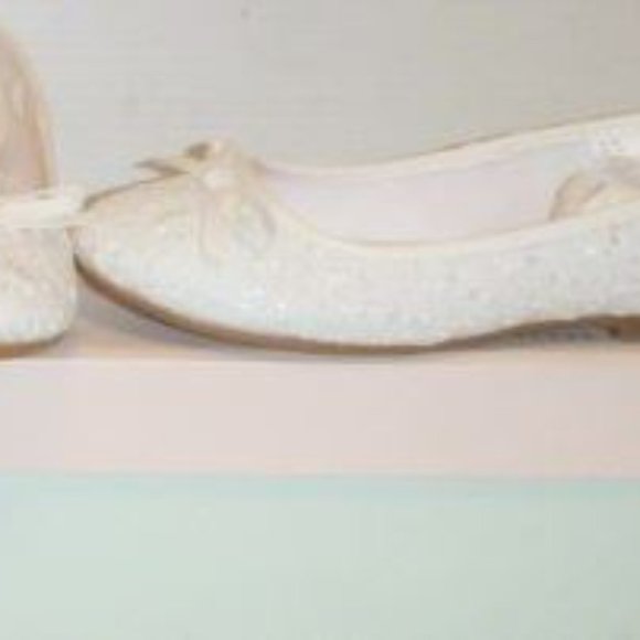 SO® Pair of Girl's Honeyberry Flats New In Box Size 3 - Picture 2 of 2